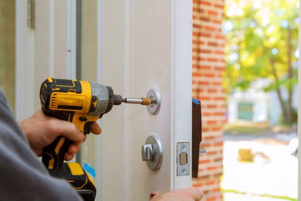 Professional emergency locksmith assisting a customer in Plantersville, TX